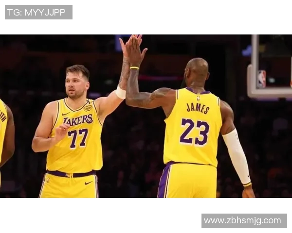 詹姆斯领衔湖人对决老鹰球迷期待精彩对抗与激烈较量